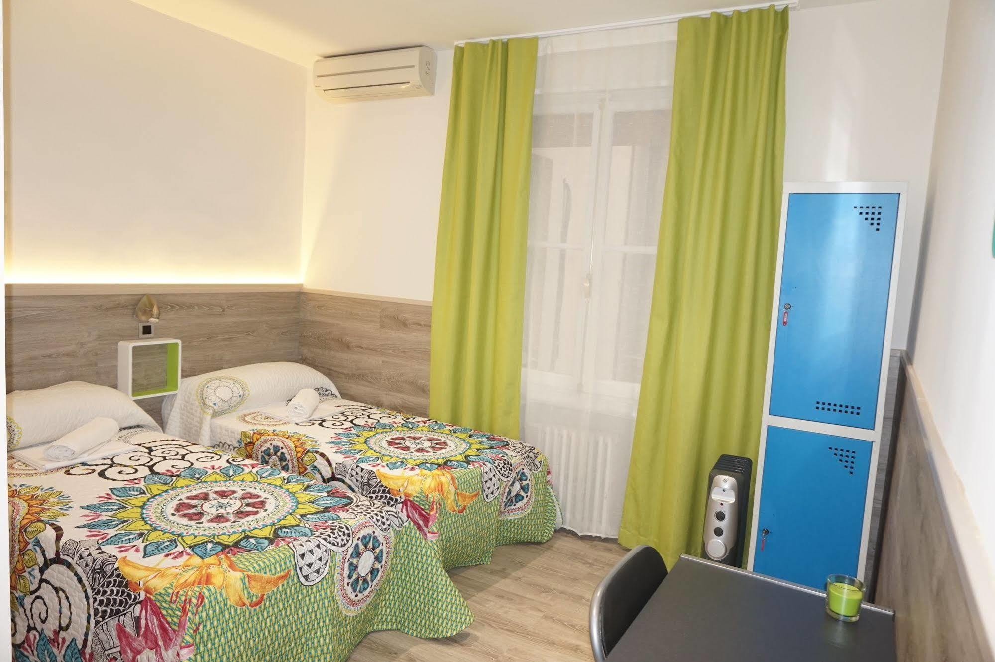 Muchomadrid Hostel Bagian luar foto