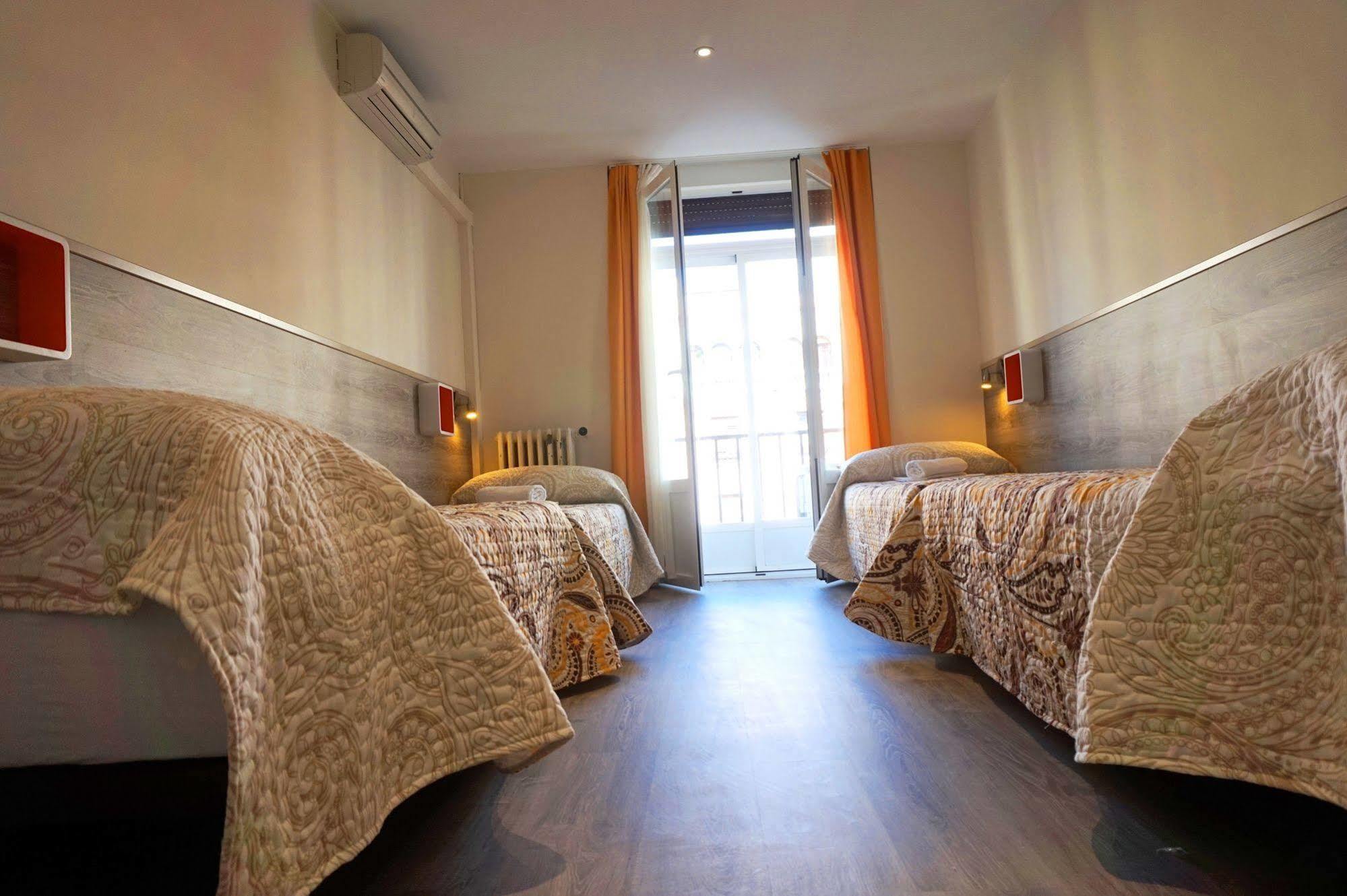 Muchomadrid Hostel Bagian luar foto